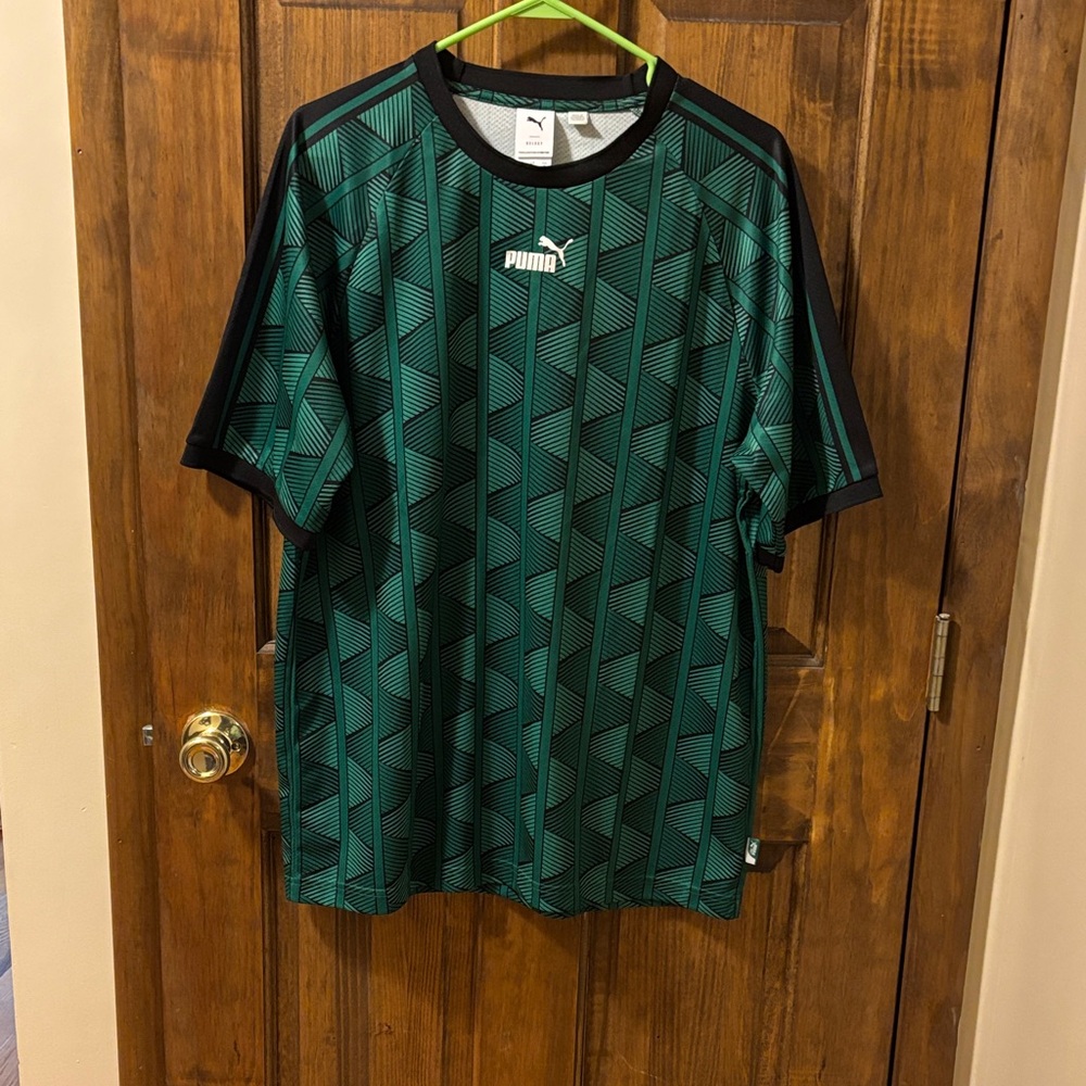 Puma Men's Black and Green Patterned Jersey